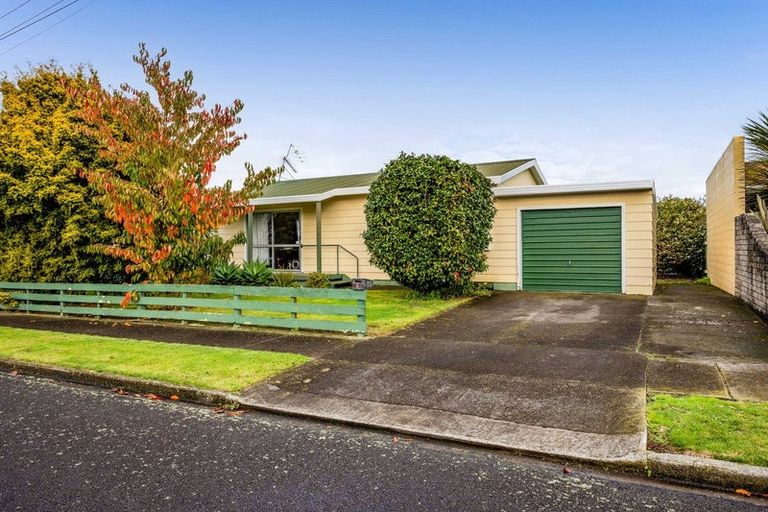Photo of property in 1 Charles Major Place, Hawera, 4610
