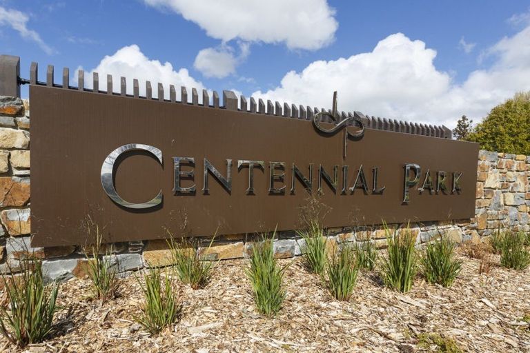 Photo of property in 18 Kanuka Drive, Hokowhitu, Palmerston North, 4410