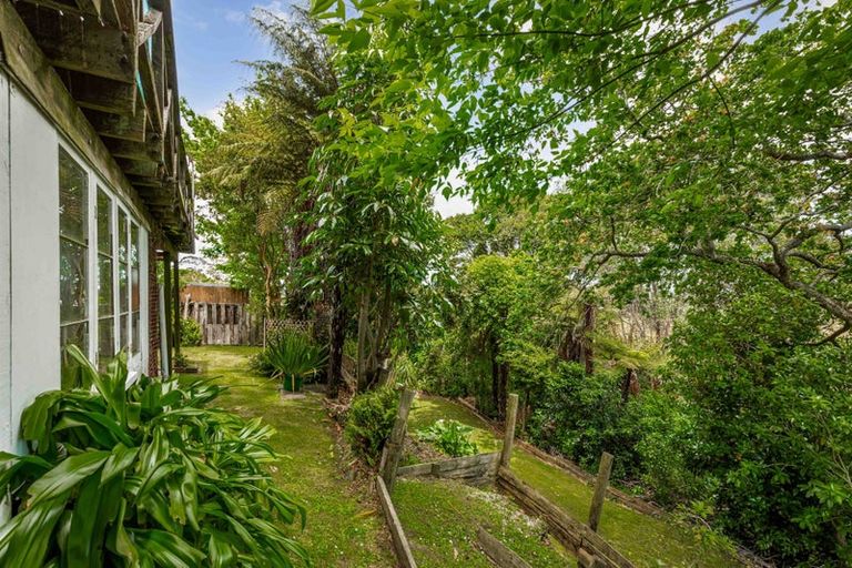 Photo of property in 25 Bridgens Avenue, Te Atatu Peninsula, Auckland, 0610