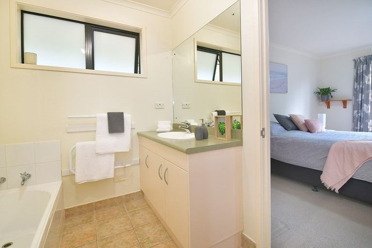 Photo of property in 30 Cabeleigh Drive, Helensville, 0800