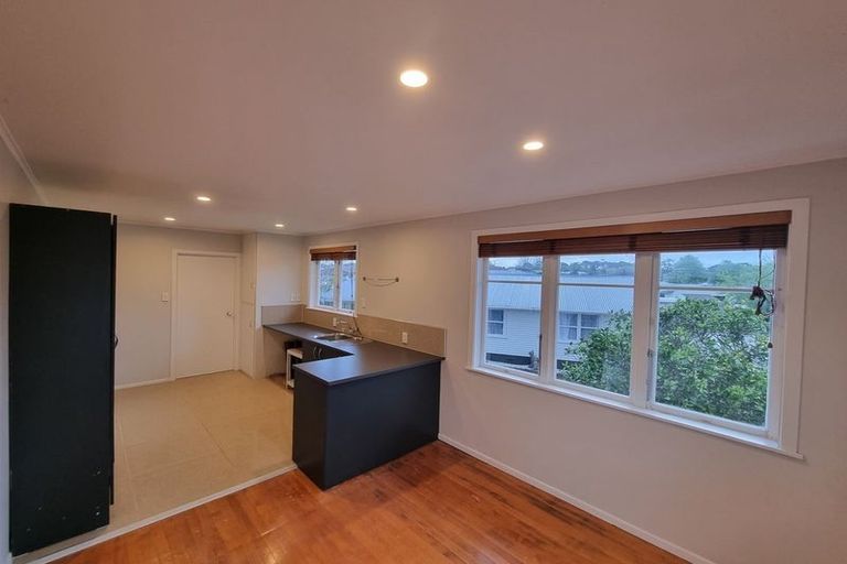 Photo of property in 19 Barrys Road, Glendene, Auckland, 0602