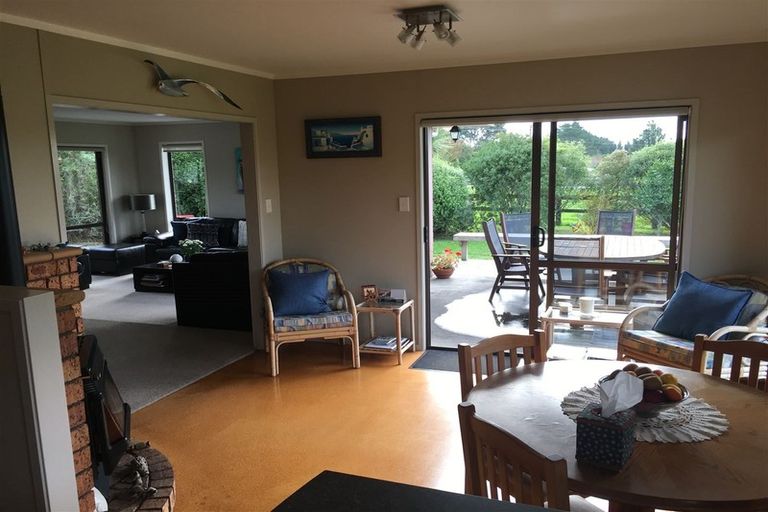 Photo of property in 679 Waitakere Road, Kumeu, 0891