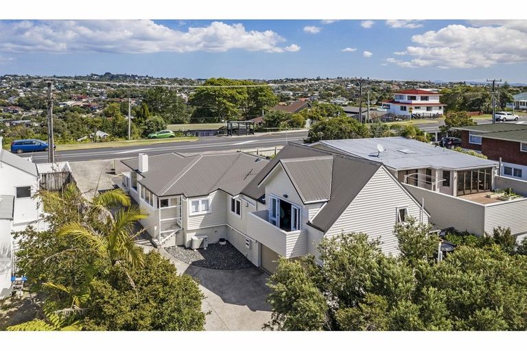Photo of property in 137 Carlisle Road, Northcross, Auckland, 0632