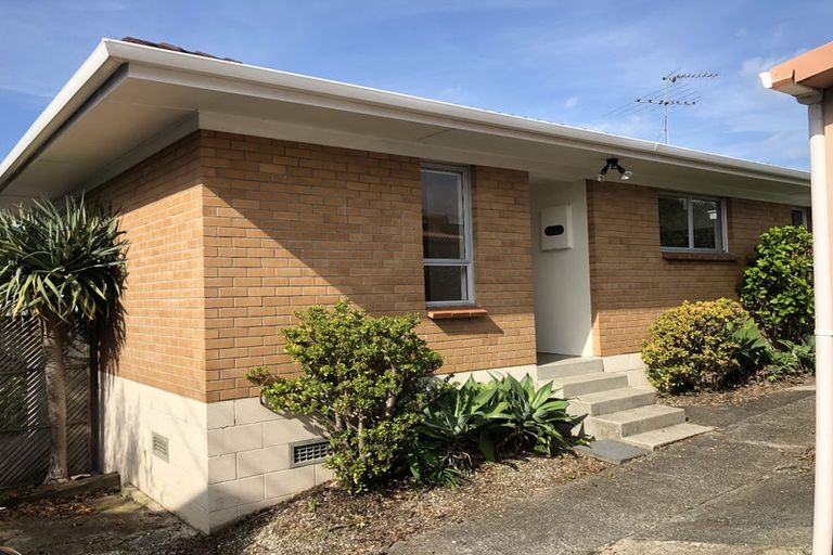 Photo of property in 2/148 Arran Road, Browns Bay, Auckland, 0630