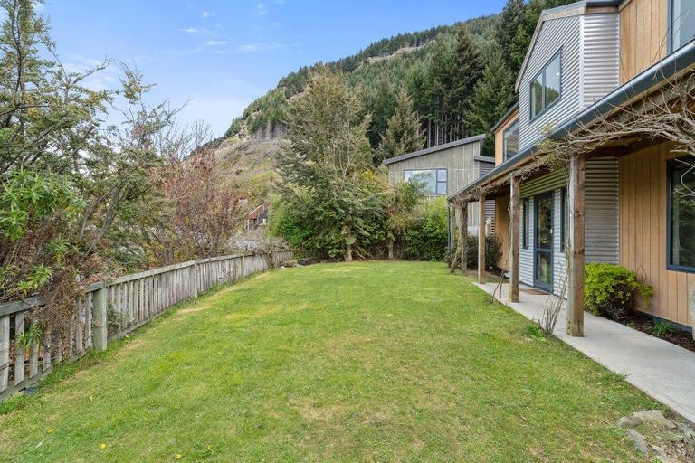 Photo of property in 33 Arawata Terrace, Fernhill, Queenstown, 9300