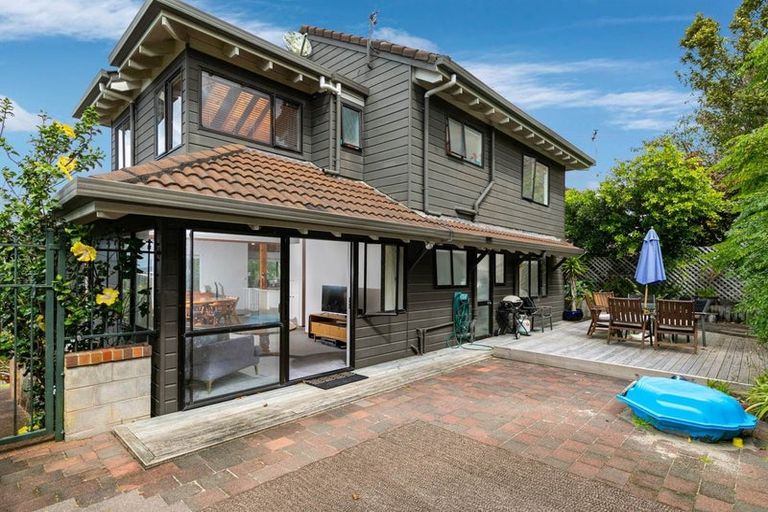 Photo of property in 1/35 Calypso Place, Rothesay Bay, Auckland, 0630