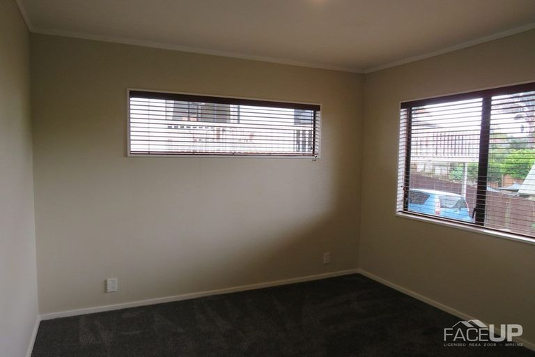 Photo of property in 1/8 Sailfish Drive, West Harbour, Auckland, 0618