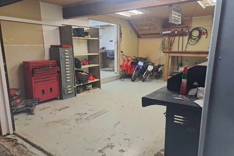 Photo of property in 42 Edgecombe Street, Newlands, Wellington, 6037