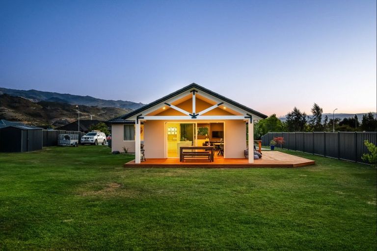 Photo of property in 3 De Bettencor Place, Mount Pisa, Cromwell, 9383