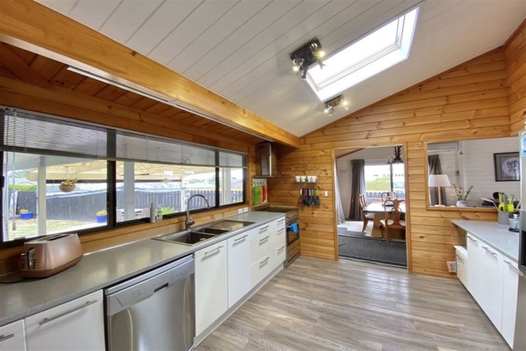 Photo of property in 91 Wiseley Road, West Harbour, Auckland, 0618