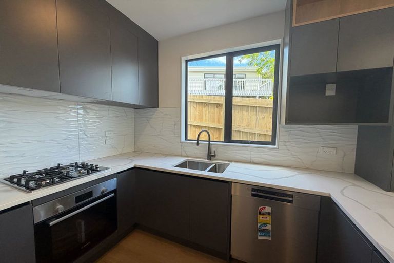 Photo of property in 5 Raphael Place, West Harbour, Auckland, 0618