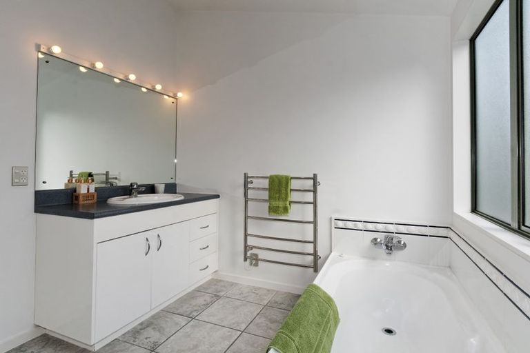 Photo of property in 11a Woodfern Crescent, Titirangi, Auckland, 0604