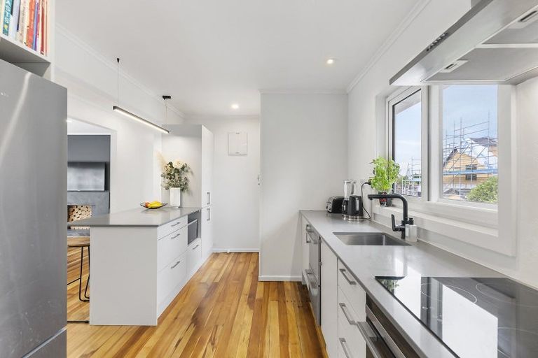 Photo of property in 1/60 Hillcrest Avenue, Hillcrest, Auckland, 0627