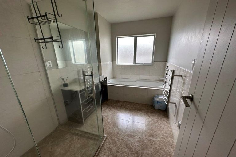 Photo of property in 15 Bintulu Place, Fairview Heights, Auckland, 0632