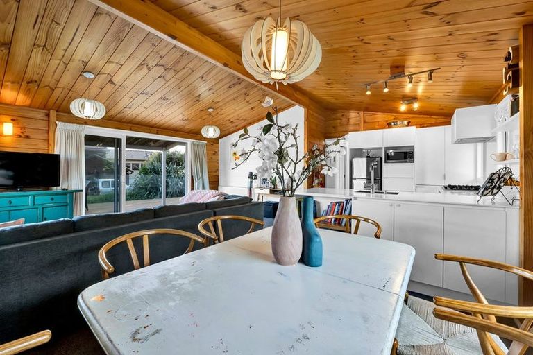 Photo of property in 3 Mallinder Place, Oakura, 4314