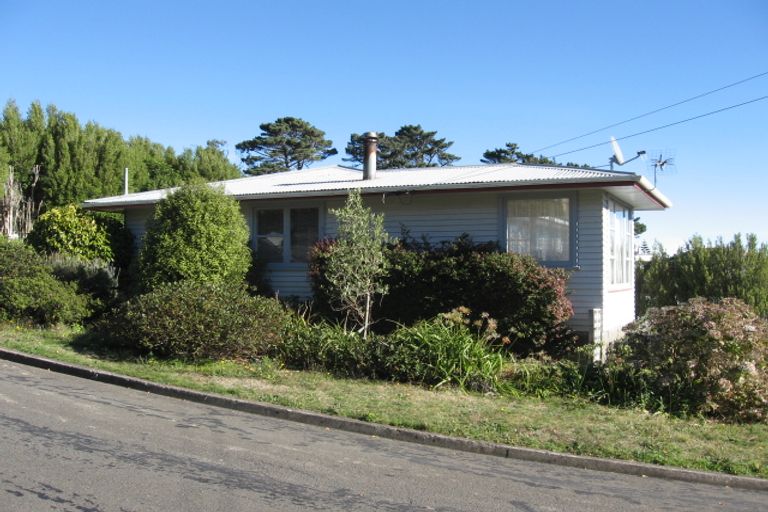 Photo of property in 14 Omega Street, Newlands, Wellington, 6037