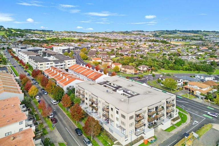 Photo of property in 2/124 Stancombe Road, Flat Bush, Auckland, 2016
