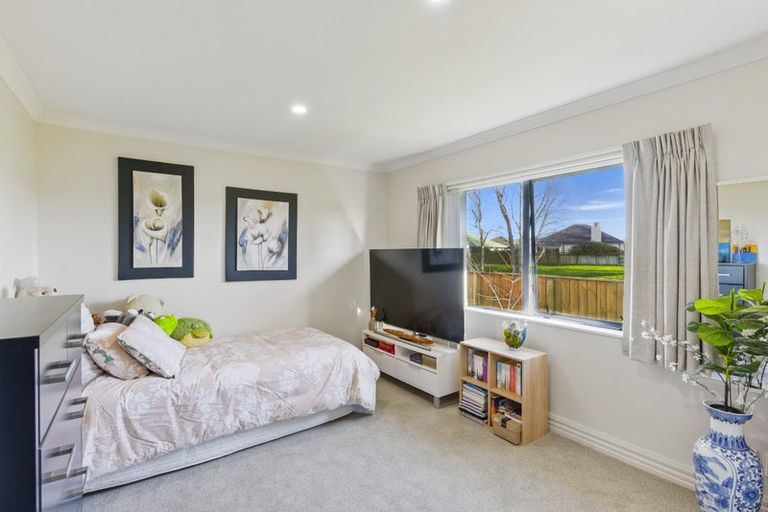 Photo of property in 41 Holcombe Drive, Paraparaumu, 5032