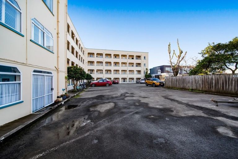 Photo of property in Devonport Apartments, 3/127 Saint Aubyn Street, New Plymouth, 4310