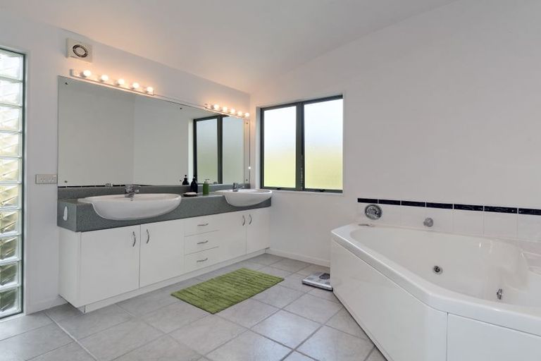 Photo of property in 11a Woodfern Crescent, Titirangi, Auckland, 0604