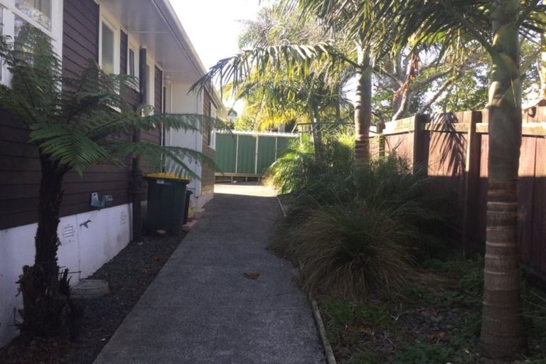 Photo of property in 21 Lantana Road, Green Bay, Auckland, 0604