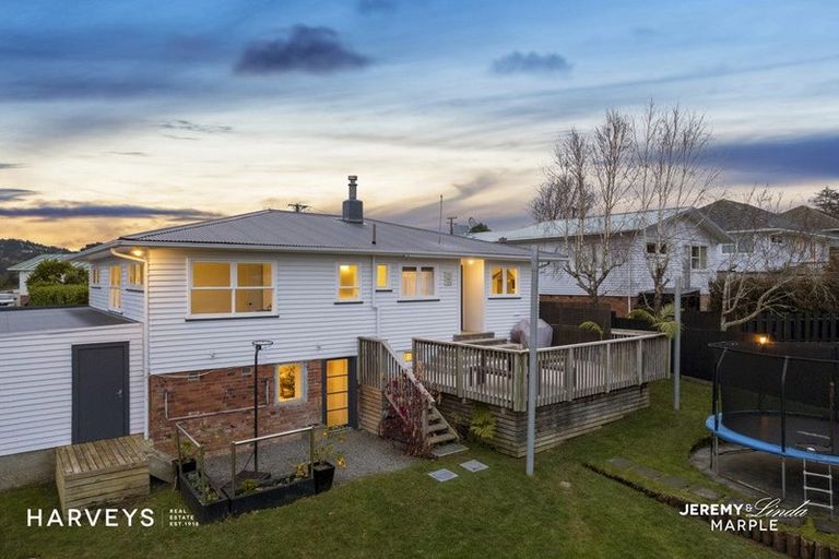 Photo of property in 3 Tauhara Street, Green Bay, Auckland, 0604