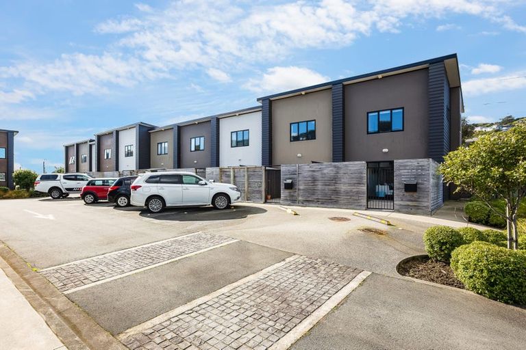 Photo of property in 2/9 Surrey Street, Tawa, Wellington, 5028