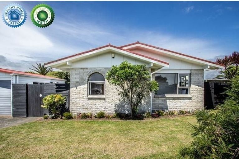 Photo of property in 6 Mountainview Terrace, Otaki Beach, Otaki, 5512
