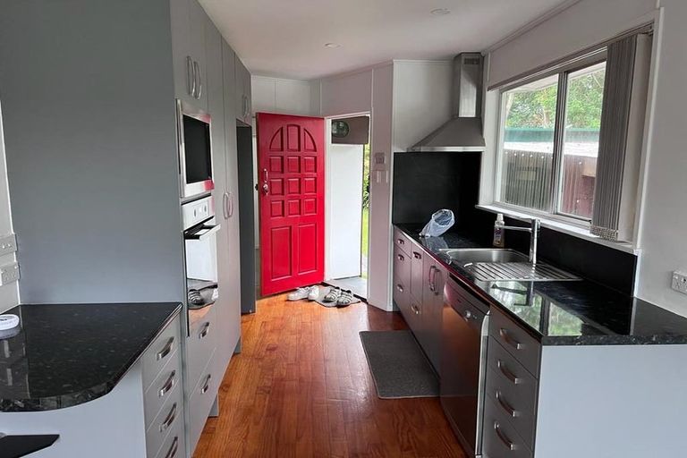 Photo of property in 35 Lantana Road, Green Bay, Auckland, 0604