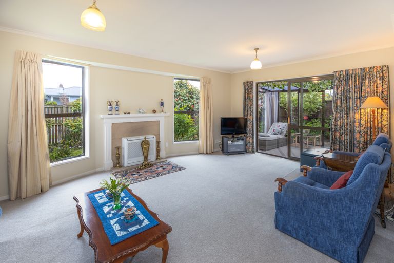 Photo of property in 1/124 Hamilton Avenue, Ilam, Christchurch, 8041