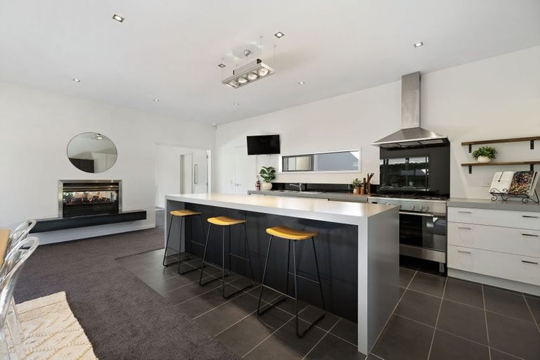 Photo of property in 11 Haddow's Place, Lake Hayes, Queenstown, 9304