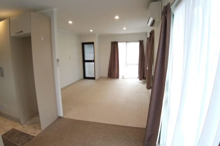 Photo of property in 2/36 Aviemore Drive, Highland Park, Auckland, 2010