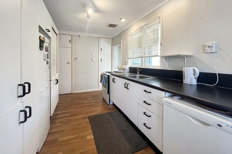 Photo of property in 2 Hendon Place, West End, Palmerston North, 4412