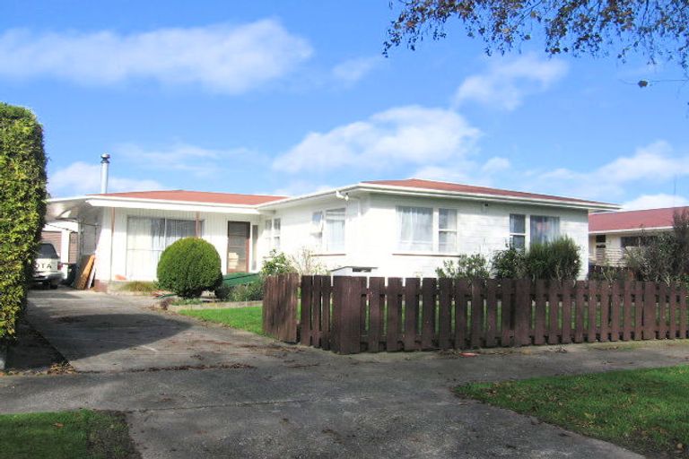 Photo of property in 4 Raglan Avenue, Cloverlea, Palmerston North, 4412