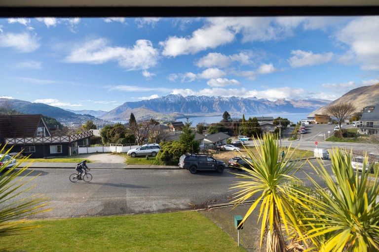 Photo of property in 8 Avalon Crescent, Fernhill, Queenstown, 9300