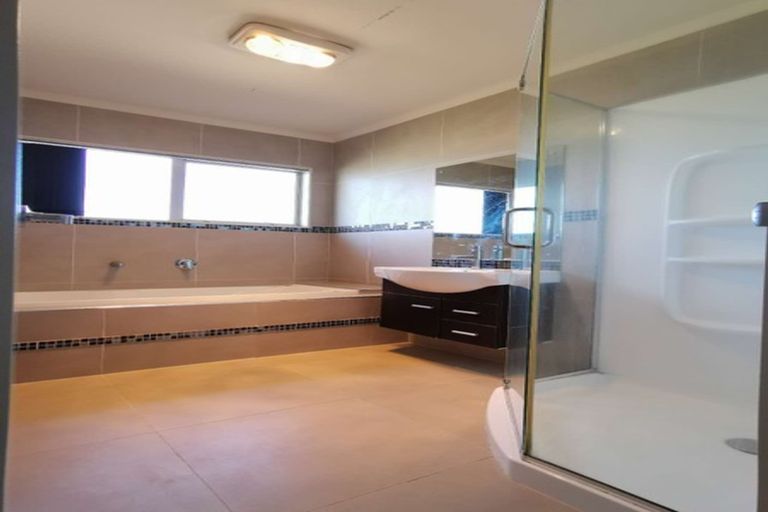 Photo of property in 19 Hornbill Drive, Fairview Heights, Auckland, 0632