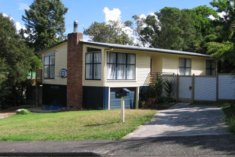 Photo of property in 18 Thuja Street, Green Bay, Auckland, 0604