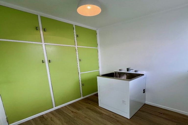 Photo of property in 6 Hurley Place, Kelston, Auckland, 0602