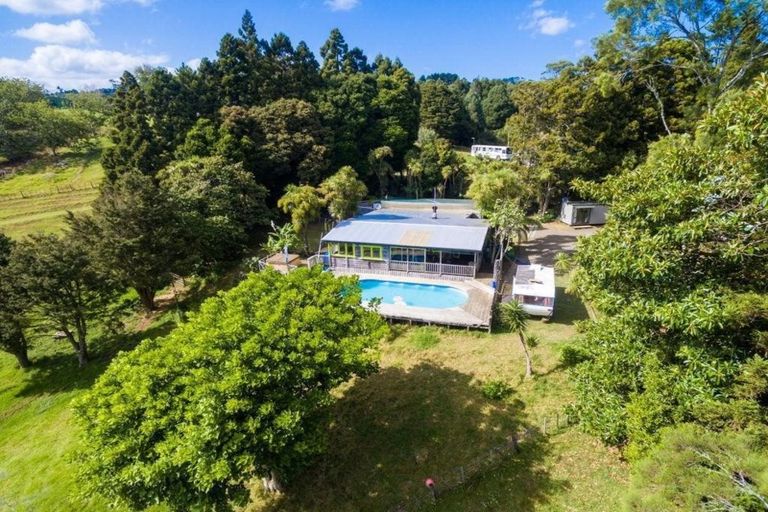 Photo of property in 136 Horsman Road, Waitakere, Henderson, 0782