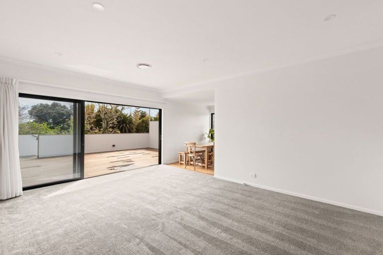 Photo of property in 30 Waiwaka Terrace, Strandon, New Plymouth, 4312