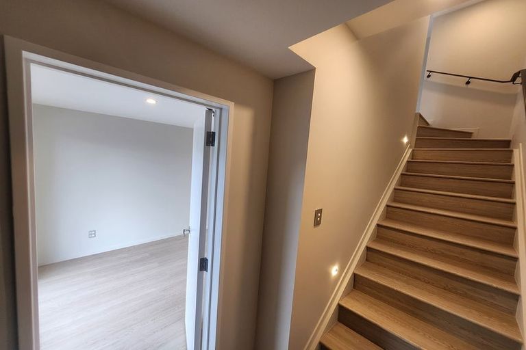 Photo of property in 105 Trias Road, Totara Vale, Auckland, 0629