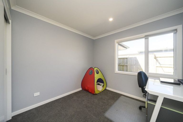 Photo of property in 126 Johnstone Drive, Fitzherbert, Palmerston North, 4410