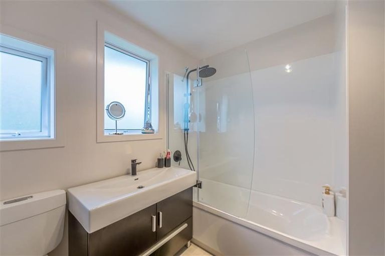 Photo of property in 1/23 Merton Avenue, Glenfield, Auckland, 0627