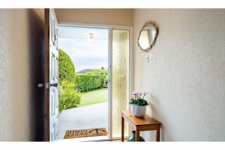 Photo of property in 17 Scanlen Terrace, Kelston, Auckland, 0602