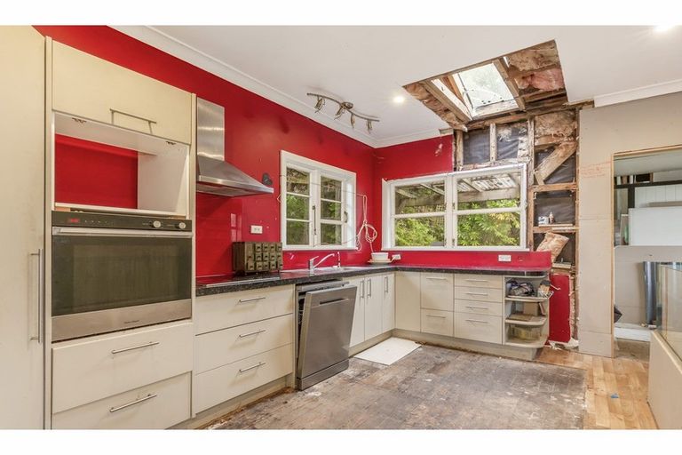 Photo of property in 24 Miromiro Road, Normandale, Lower Hutt, 5010