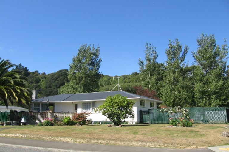 Photo of property in 2 Molloys Road, Te Marua, Upper Hutt, 5018