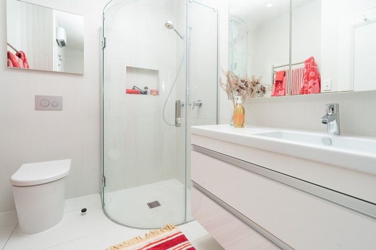 Photo of property in 16 Hawker Street, Mount Victoria, Wellington, 6011