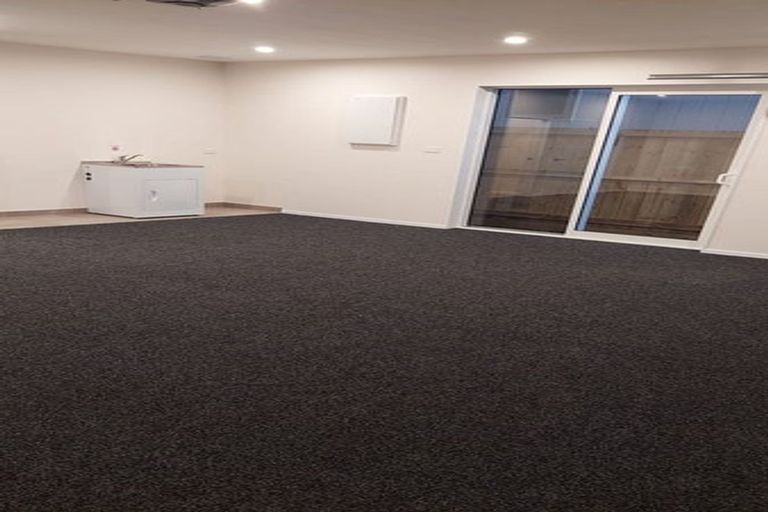 Photo of property in 1c Taupiko Place, Green Bay, Auckland, 0604