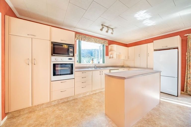 Photo of property in 6 Pencarrow Crescent, Wainuiomata, Lower Hutt, 5014