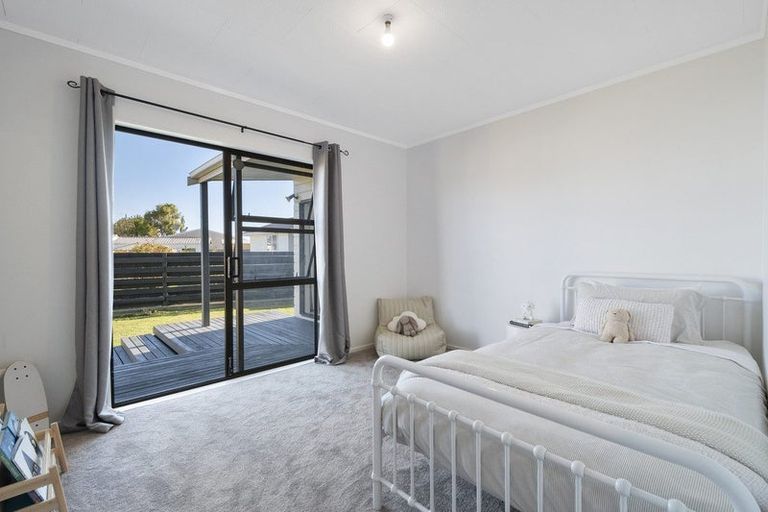 Photo of property in 18 Suzanne Grove, Kelvin Grove, Palmerston North, 4414